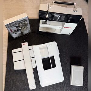 Bernina B 580 Sewing Quilting Embroidery Machine & Accessories DIY Crafting